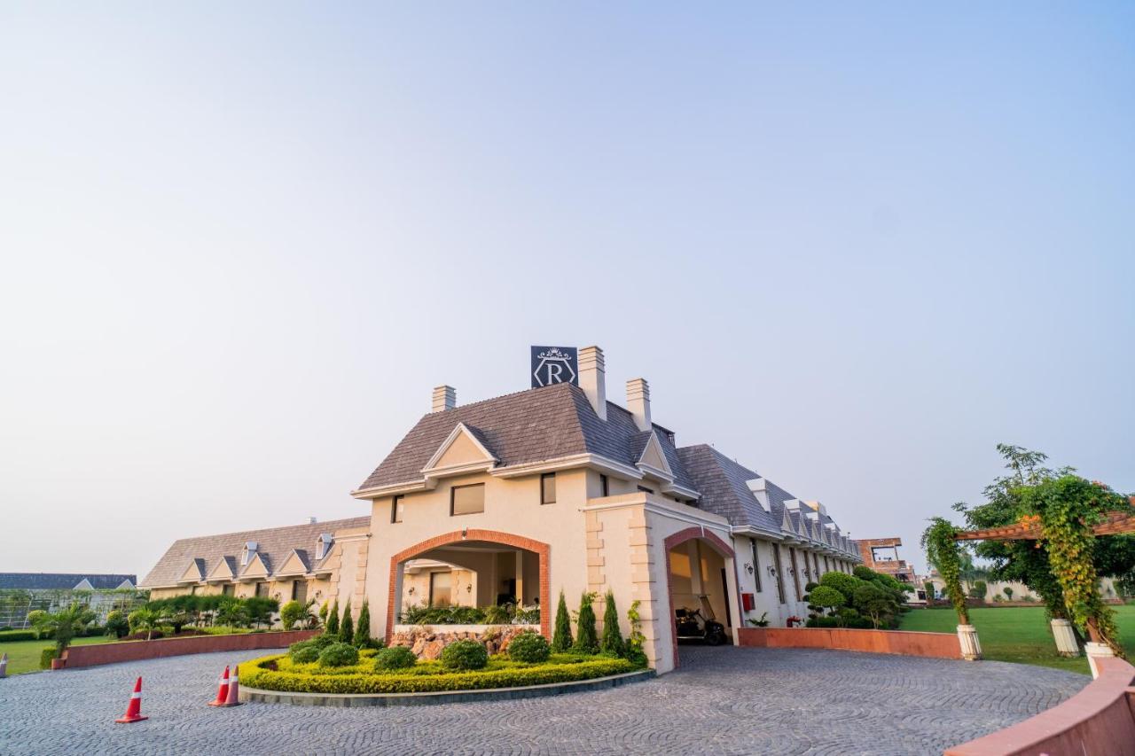 The Radiant Resort Gorakhpur Buitenkant foto
